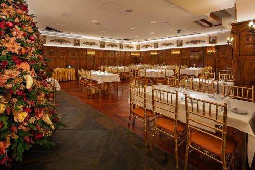 Un restaurante u otro lugar para comer en Iron Gate Hotel & Suites Prague by BHG
