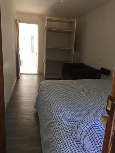 1 dormitorio con 1 cama y 1 habitación con armario en South Dublin Flat near Killiney Beach!, en Loughlinstown