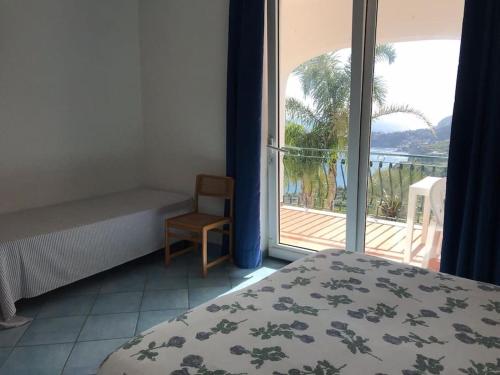 - une chambre avec un lit et une vue sur un balcon dans l'établissement Il Pino “Villa Nunzia”, à Ischia