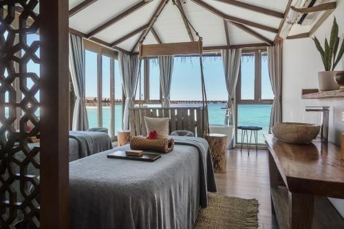 Postel nebo postele na pokoji v ubytování Grand Park Kodhipparu Maldives