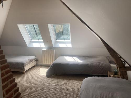 - une chambre mansardée avec 2 lits et 2 fenêtres dans l'établissement Lanterne, à Longueil