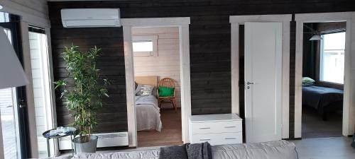 un soggiorno con divano e una camera da letto di Seeblickferienhaus a Lahti