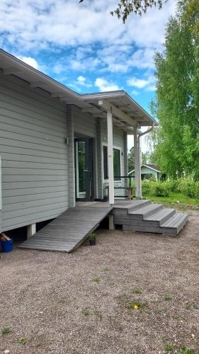 Cette petite maison dispose d'une terrasse couverte. dans l'établissement Seeblickferienhaus, à Lahti