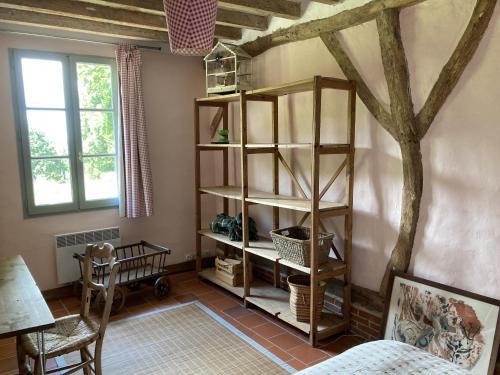 une chambre avec une étagère dans le coin dans l'établissement Maison de Marguerite, à Varengeville-sur-Mer