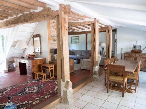 una sala de estar con una mesa y un sofá en Proleps, en Varengeville-sur-Mer