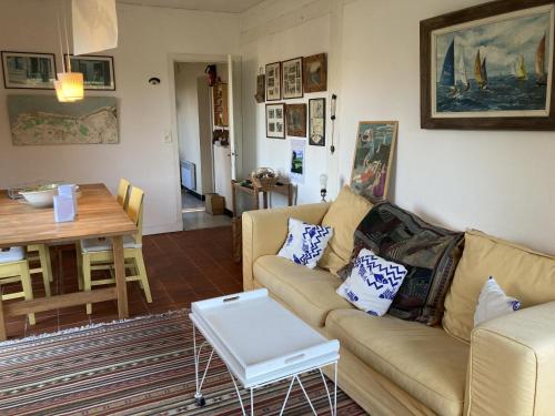 un salon avec un canapé et une table dans l'établissement Fleur Bleue, à Longueil