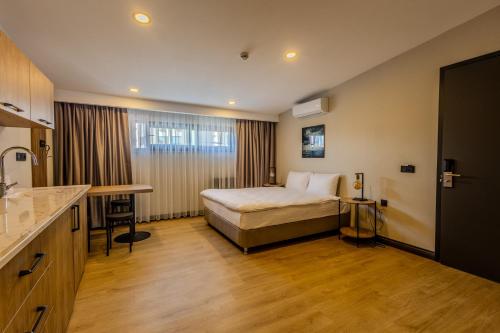Ένα ή περισσότερα κρεβάτια σε δωμάτιο στο LELİKO SUITES