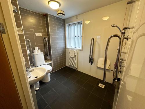 een badkamer met een toilet, een wastafel en een douche bij Wilson Carlile Centre in Sheffield
