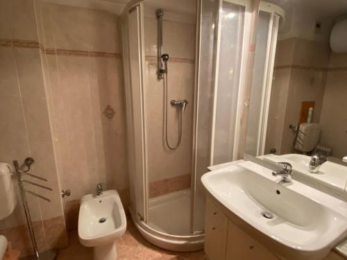 y baño con ducha, lavabo y aseo. en Studio Montgenèvre, 1 pièce, 4 personnes - FR-1-445-173 en Montgenèvre