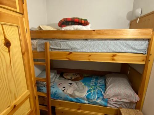 Bunk bed o mga bunk bed sa kuwarto sa Studio Montgenèvre, 1 pièce, 4 personnes - FR-1-445-173