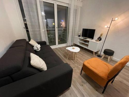 Televisyen dan/atau pusat hiburan di Appartement Cosy à Cenon, proche transports