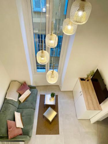 - un salon avec un canapé dans l'établissement 2 pièces dans le Vieux Nice - à 3 min de la mer et du célèbre cours Saleya, à Nice