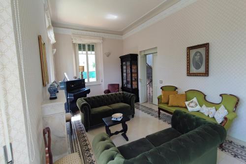 Ruang duduk di Villa Fazia by Mmega