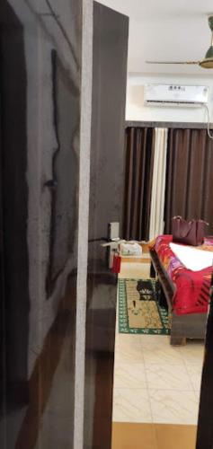 sala de estar con cama y pared en Hotel Pratap Regal,Bharatpur, en Bharatpur