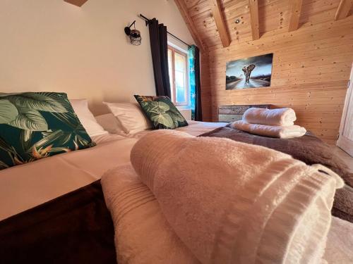 um quarto com uma cama grande e um sofá em Gîte du coucher de soleil em Lavans-Vuillafans