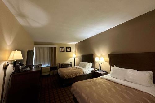 Habitación de hotel con 2 camas y 2 lámparas en Quality Inn Perryville en Perryville