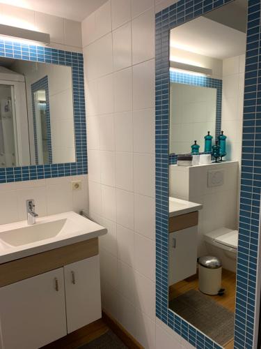 a bathroom with two sinks and a mirror at Le Jardin d'Isa in Chaumont-Gistoux