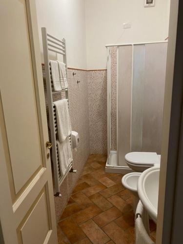 łazienka z 2 toaletami i umywalką w obiekcie Copriterra Farm w mieście Narni