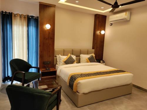 Postel nebo postele na pokoji v ubytování Emerald Suites