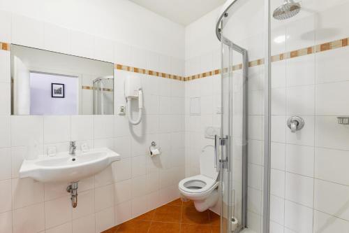 Hotel U Salzmannů tesisinde bir banyo