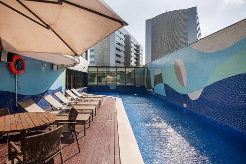 The swimming pool at or close to Wyndham Salvador Hangar Aeroporto