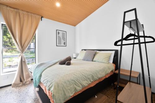 Buninyong的住宿－Shed House Lux Farm Stay，一间卧室设有一张床和一个大窗户