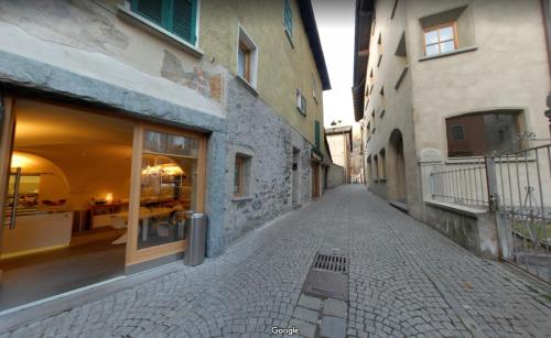 ボルミオにあるnel cuore di Bormioの二棟の間の路地の石畳