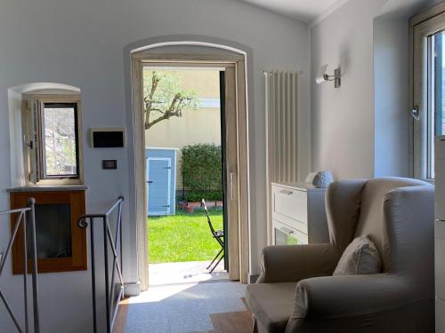 een woonkamer met een bank en een open deur bij LA FINESTRA SUL MARE in Camogli