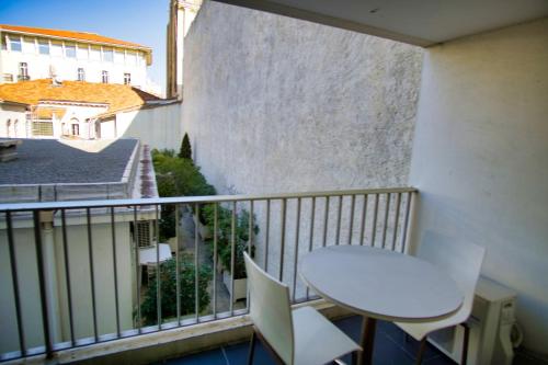un balcon avec une table et des chaises sur un balcon dans l'établissement Ref NAR - Palmes dProperties, à Cannes
