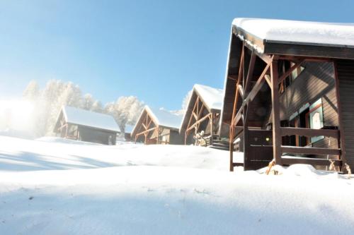 een met sneeuw bedekt gebouw met sneeuw erop bij CASA-Sylvie 8p spa pool at the foot of the slopes in Risoul