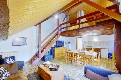 sala de estar con escalera y comedor en CASA-Le Gerland pretty duplex in a chalet St-Véran 7p en Saint-Véran