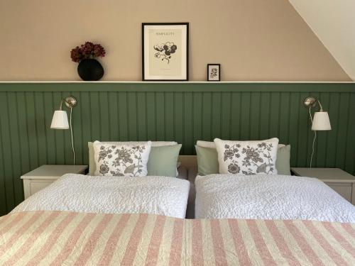 two beds sitting next to each other in a bedroom at Kajüthus Apartment 2 in Fehmarn