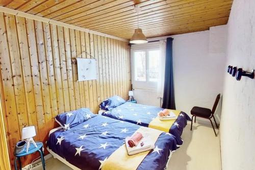 um quarto com duas camas e uma cadeira. em CASA-Le Toussiard apartment in chalet St-Véran 4-6p 