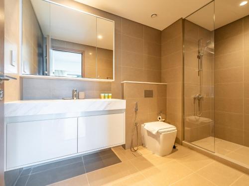 a bathroom with a tub and a toilet and a shower at Exquisite 2BR w/ Breathtaking Burj Khalifa Skyline in Dubai
