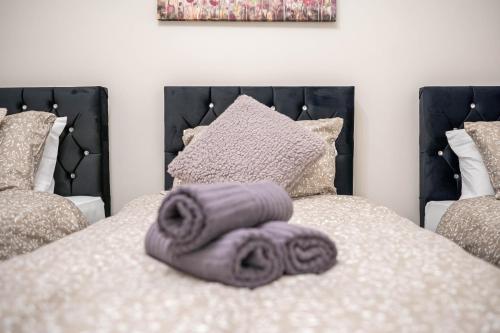 a bedroom with a bed with two towels on it at Hayy Morley Perfect for Work or Relaxation in Leeds