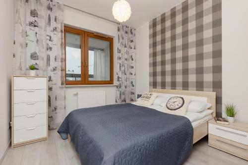 niewielka sypialnia z łóżkiem i oknem w obiekcie Lazurowa Street Warsaw Parking & Balcony by Renters w Warszawie
