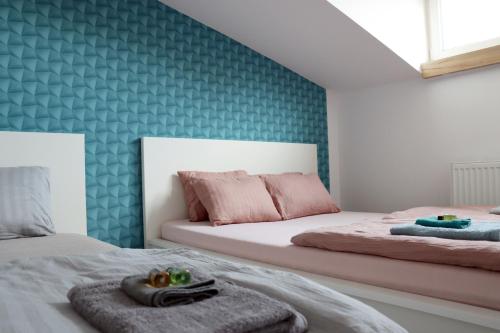 a bedroom with two beds with pink and green walls at Apartament w sercu Krakowa in Krakow