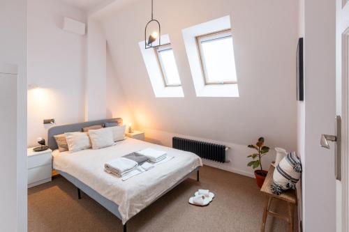 1 dormitorio con cama y ventana en Apartment with a roof terrace en Poznan