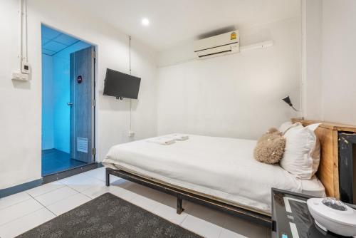 Una cama o camas en una habitación de Sloth Hostel Don Mueang