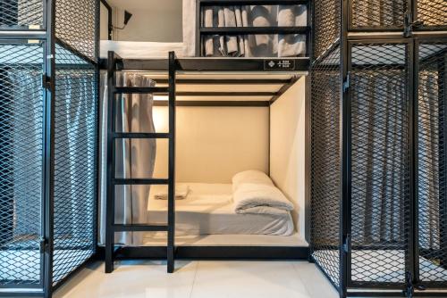 Una cama o camas en una habitación de Sloth Hostel Don Mueang