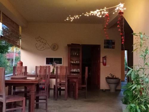 Nature Paradise Guesthouse في فايكال: غرفة طعام مع طاولة وكراسي وأضواء عيد الميلاد
