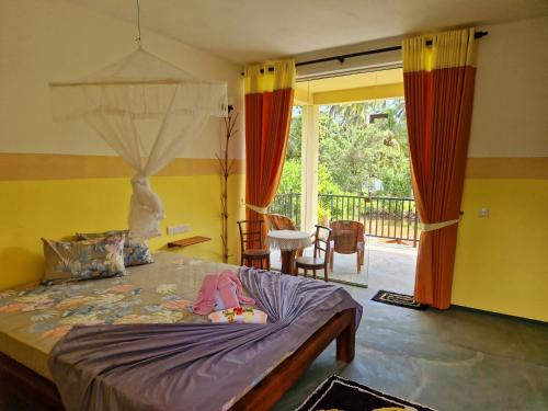 Nature Paradise Guesthouse في فايكال: طفل صغير يستلقي على سرير في غرفة النوم