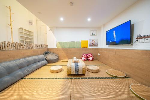 a large living room with a flat screen tv at Shanghai Party Garden B&B in Shanghai