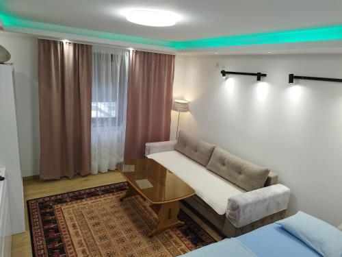 Svetainės erdvė apgyvendinimo įstaigoje Villa Amer Lux Apartments