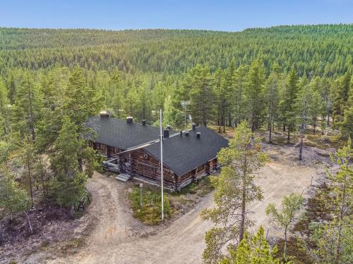 eine Draufsicht auf ein Haus im Wald in der Unterkunft Holiday Home Kiilopään maja by Interhome in Saariselkä