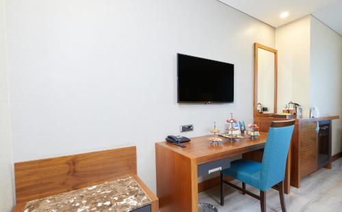 TV a/nebo společenská místnost v ubytování Dedeman Konya Hotel Convention Center