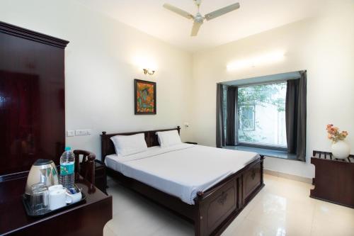 a bedroom with a bed and a window at Sanctum Suites Indiranagar Bangalore in Bangalore