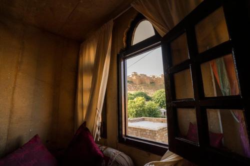- une fenêtre dans une chambre avec vue dans l'établissement Deluxe gujrat hotel, à Jaisalmer