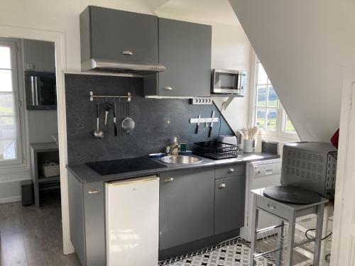 une cuisine avec un évier et un plan de travail dans l'établissement Mouettes, à Hautot-sur-Mer