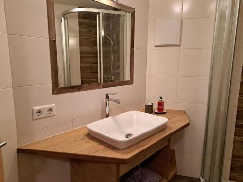 y baño con lavabo blanco y espejo. en Apartment Alpina-1 by Interhome en Finkenberg